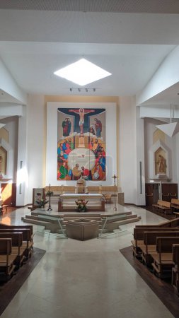 Téléchargez les photos : La fenêtre au centre du plafond de l'église et la conception de l'intérieur de l'église à l'intérieur de l'église catholique photo - en image libre de droit