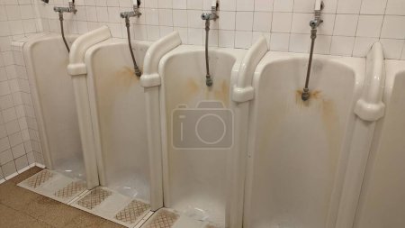 Téléchargez les photos : Des toilettes publiques pour hommes ordinaires dans l'un des centres commerciaux de Lisbonne - en image libre de droit