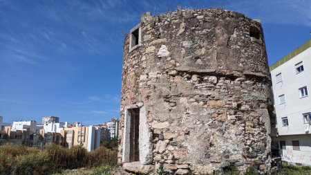 Téléchargez les photos : 14.03.2023 Une tour médiévale en pierre pour protéger la ville des attaques au Portugal photo - en image libre de droit