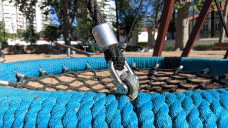 Téléchargez les photos : La connexion de la corde noire avec le tuyau enlacé avec la corde bleue des détails du chi - en image libre de droit
