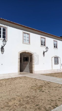 Téléchargez les photos : Entrée de l'ancien domaine des dames portugaises riches, une vieille photo de bâtiment restauré - en image libre de droit