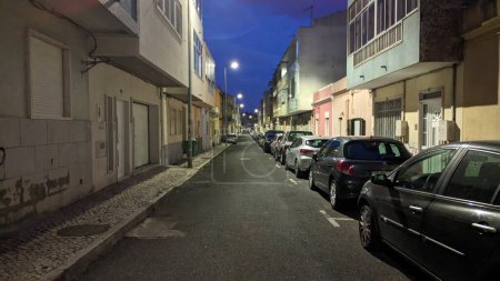 Foto de 16.04.2023 paseo por Lisboa por la noche en el barrio de Amador, no hay nadie en la calle foto - Imagen libre de derechos