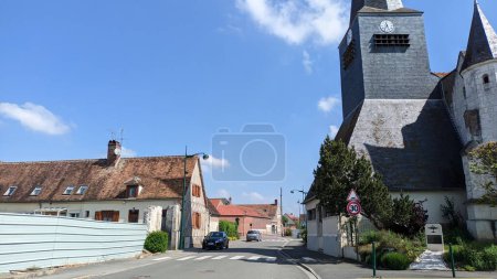 Téléchargez les photos : 16.04.2023 Vieille église catholique avec une grande horloge sur le dessus dans un village en France photo - en image libre de droit
