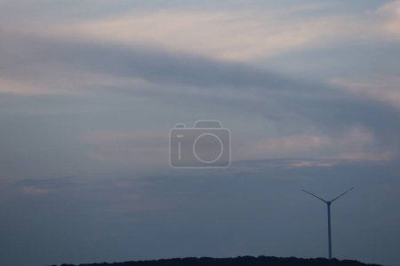 Foto de En el horizonte hay un gran aerogenerador que genera electricidad a partir de la foto del viento - Imagen libre de derechos