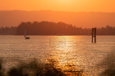 Foto de Atardecer de la hora dorada en el río Columbia desde Vancouver Washington waterfront - Imagen libre de derechos