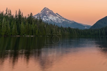 Foto de Atardecer de verano sobre hermoso lago de montaña - Imagen libre de derechos
