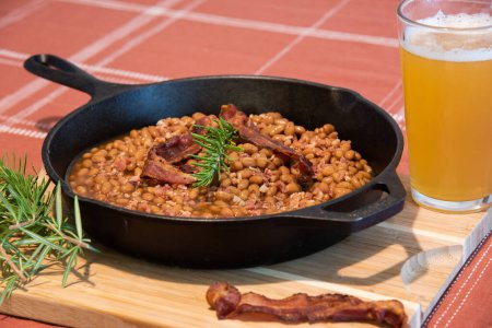 Téléchargez les photos : Haricots cuits au four avec du bacon croquant sur le dessus - en image libre de droit
