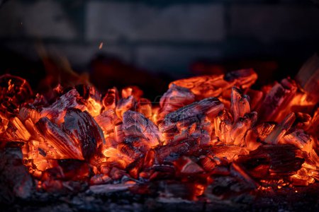 Téléchargez les photos : Flamme de feu des charbons brûlants chauds dans la cheminée. Chaleur du four. Photo de haute qualité - en image libre de droit