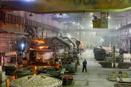 Foto de Línea de fábrica de fabricación de metal con un gran horno de fundición de acero en el interior - Imagen libre de derechos