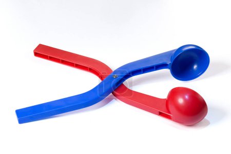 Téléchargez les photos : Fabricant de boules de neige en plastique bleu et rouge pour les jeux d'hiver et d'hiver pendant les vacances. - en image libre de droit