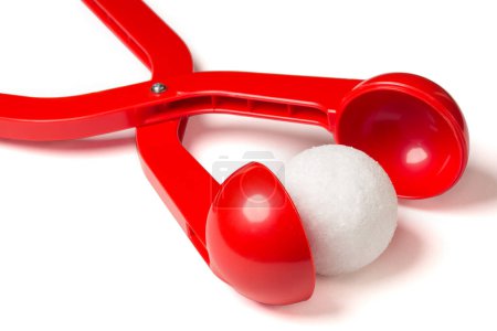 Téléchargez les photos : Fabricant de boule de neige en plastique rouge pour les jeux d'hiver et d'hiver pendant les vacances avec une boule de neige. - en image libre de droit