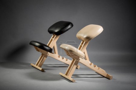 Téléchargez les photos : Chaise ergonomique orthopédique pour une posture de santé correcte pour l'appartement de bureau. Meubles design santé. - en image libre de droit