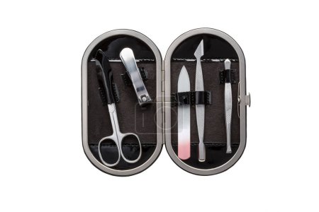 Téléchargez les photos : Ensemble d'instruments et d'outils de manucure en acier dans un étui en cuir noir isolé sur fond blanc. - en image libre de droit