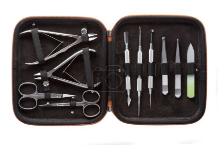 Foto de Set de instrumentos y herramientas de manicura de acero en estuche de cuero negro aislado sobre fondo blanco. - Imagen libre de derechos