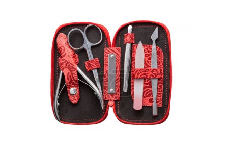 Foto de Conjunto de instrumentos y herramientas de manicura de acero en caja de cuero negro rojo aislado sobre fondo blanco. - Imagen libre de derechos