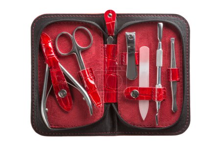 Foto de Conjunto de instrumentos y herramientas de manicura de acero en estuche de cuero rojo aislado sobre fondo blanco. - Imagen libre de derechos