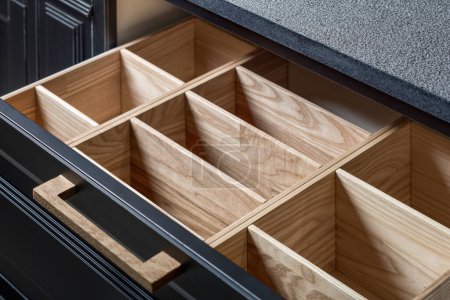 Foto de Organizador de cajones de cocina de madera, soporte para utensilios de cocina o baño, detalles de muebles. - Imagen libre de derechos