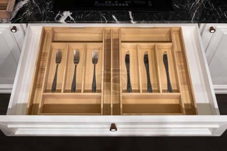 Foto de Organizador de cajones de cocina de madera, porta utensilios con un conjunto simple de herramientas de cocina, detalles de muebles. - Imagen libre de derechos