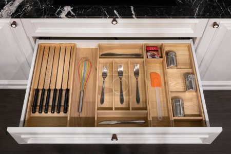 Téléchargez les photos : Organisateur de tiroir de cuisine en bois, porte-ustensiles avec ensemble simple d'outils de cuisine, détails de meubles. - en image libre de droit