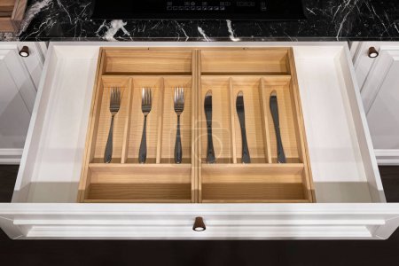 Foto de Organizador de cajones de cocina de madera, porta utensilios con un conjunto simple de herramientas de cocina, detalles de muebles. - Imagen libre de derechos