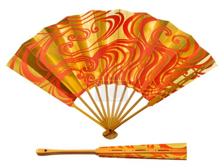Téléchargez les photos : Eventail traditionnel japonais en papier et bambou avec ornement doré et rouge, isolé sur blanc. - en image libre de droit