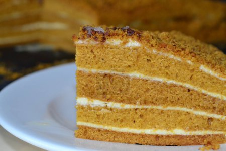 Téléchargez les photos : Un morceau de gâteau au miel coupé - en image libre de droit