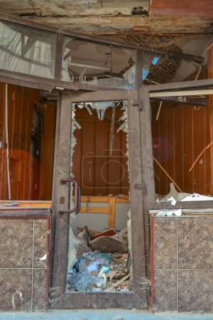 Téléchargez les photos : La porte d'entrée a été détruite par un missile russe - en image libre de droit