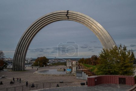 Foto de Arco de la amistad de los pueblos en el centro de Kiev - Imagen libre de derechos