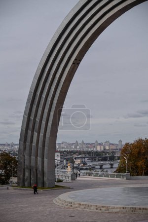 Foto de Arco de la amistad de los pueblos y una vista de la ciudad - Imagen libre de derechos