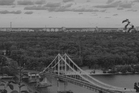 Téléchargez les photos : Vue de la montagne au pont et de la rive gauche de la ville de Kiev - en image libre de droit