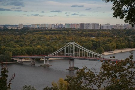 Téléchargez les photos : Beau pont vers l'île de Trukhaniv - en image libre de droit