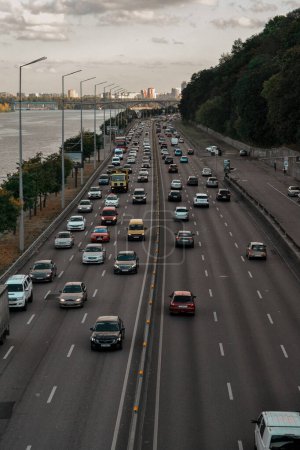 Téléchargez les photos : Beaucoup de voitures conduisent sur la route - en image libre de droit