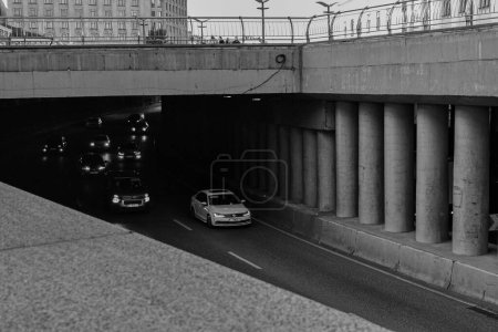 Téléchargez les photos : Voitures conduisent sous le pont - en image libre de droit
