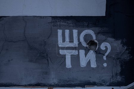Téléchargez les photos : Izium, Ukraine. 10 novembre 2023 : "QU'ÊTES-VOUS" peint sur le bâtiment - en image libre de droit