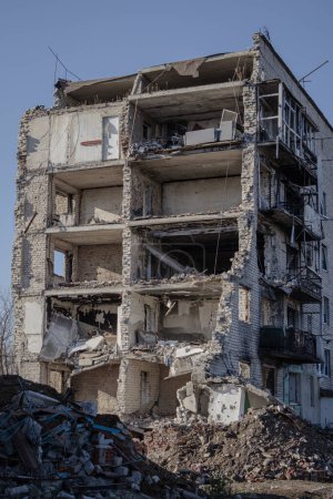 Foto de Izyum, Ucrania. - 10 de noviembre de 2023. Calle Pershotravneva. Aquí es donde se encuentra esta casa en ruinas. El 9 de marzo de 2022, los rusos lo destruyeron con una bomba aérea. - Imagen libre de derechos