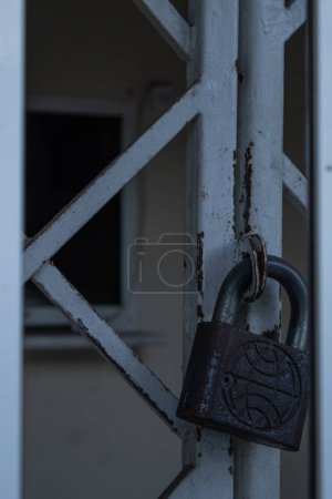 Téléchargez les photos : Izium, Ukraine. 10 novembre 2023. : une serrure pend sur la grille de la porte métallique - en image libre de droit