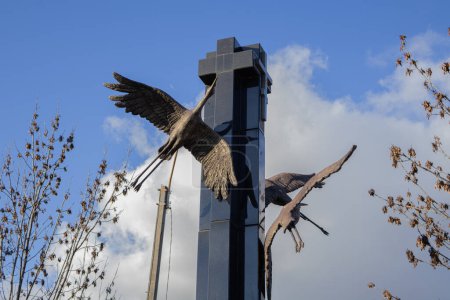 Téléchargez les photos : Izyum, Ukraine. 10 novembre 2023 : sur le fond du ciel bleu se dresse une sculpture à la mémoire de Tchernobyl - en image libre de droit