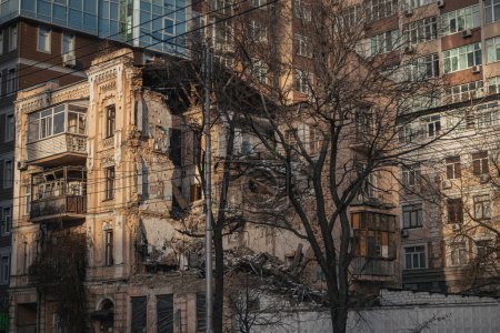 Téléchargez les photos : Kiev, Ukraine. 28 novembre 2023 : Les Russes attaquent la ville la nuit et détruisent un bâtiment résidentiel où les gens dorment. corps de personnes ont été trouvés sous les décombres - en image libre de droit