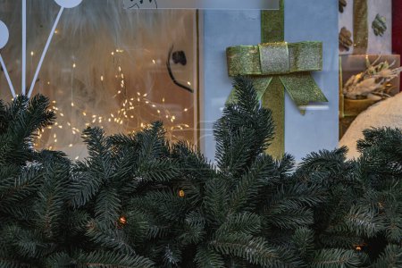 Téléchargez les photos : Kiev, Ukraine. 28 novembre 2023 : Un coffret cadeau emballé pour le Nouvel An dans une fenêtre de magasin - en image libre de droit