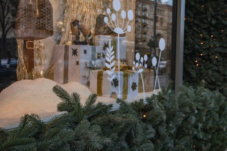 Téléchargez les photos : Kiev, Ukraine. 28 novembre 2023 : Coffrets cadeaux de Noël et branches d'arbre de Noël - en image libre de droit