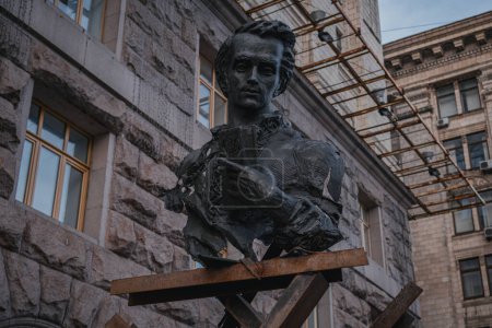 Téléchargez les photos : Kiev, Ukraine. 28 novembre 2023 : à Kiev, sur Khreschatyk, un monument à Chevtchenko se dresse à l'entrée du bâtiment - en image libre de droit