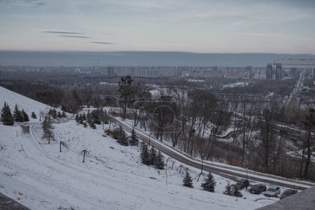 Téléchargez les photos : Kiev, Ukraine. 28 novembre 2023 : Vue de la ville depuis la montagne Glory Park. soir Kiev - en image libre de droit