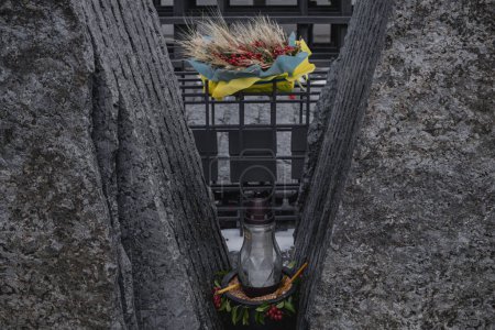 Téléchargez les photos : Kiev, Ukraine. Le 28 novembre 2023, fleurs et bougies près du Musée de l'Holodomor-Génocide du peuple ukrainien. - en image libre de droit