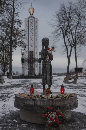 Téléchargez les photos : Kiev, Ukraine. Le 28 novembre 2023, le Musée de l'Holodomor-Génocide du peuple ukrainien. Le 25 novembre, des gens sont venus commémorer les victimes de l'Holodomor - en image libre de droit
