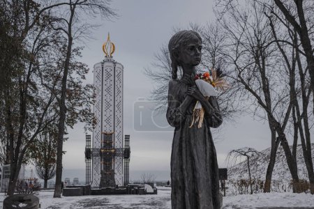 Téléchargez les photos : Kiev, Ukraine. Le 28 novembre 2023, le Musée de l'Holodomor-Génocide du peuple ukrainien. mémorial d'une petite fille. - en image libre de droit