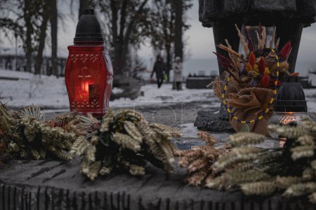 Téléchargez les photos : Kiev, Ukraine. Le 28 novembre 2023, les gens ont apporté des fleurs et des bougies au monument aux victimes de l'Holodomor - en image libre de droit
