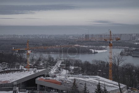 Téléchargez les photos : Kiev, Ukraine. 28 novembre 2023 : La construction est en cours près de la rivière Dnipro - en image libre de droit
