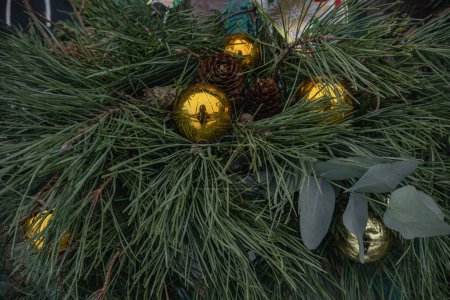 Téléchargez les photos : Kiev, Ukraine. 01.12.2023 : les jouets sont accrochés au sapin de Noël - en image libre de droit