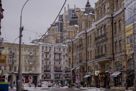 Foto de Kiev, Ucrania - 11 de diciembre de 2023: cerca de Arena City, la gente se ocupa de sus asuntos durante las horas de trabajo. decorar la ciudad para el nuevo año. Arquitectura histórica - Imagen libre de derechos