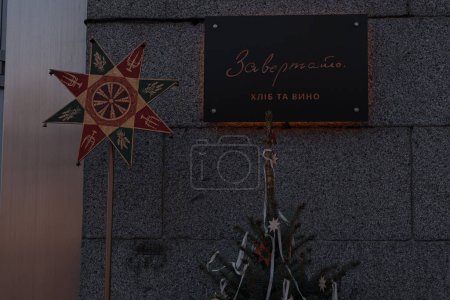 Foto de Kiev, Ucrania - 20 de diciembre de 2023: Las cafeterías de Kiev ya están decoradas para el Año Nuevo. un poco de humor de Año Nuevo aparece - Imagen libre de derechos